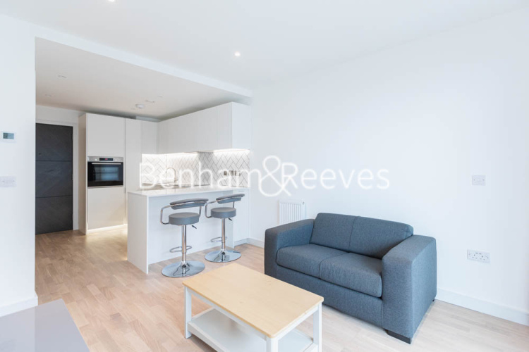 1  bedroom flat to rent in Greenleaf Walk, Southall, UB1-image 1