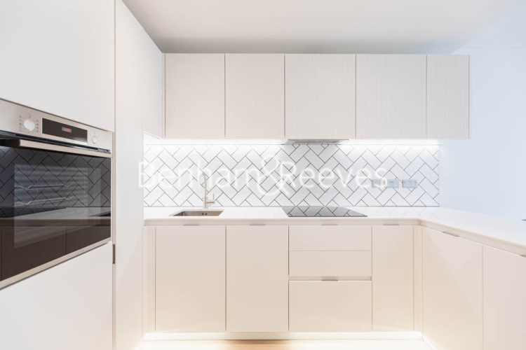 1  bedroom flat to rent in Greenleaf Walk, Southall, UB1-image 2