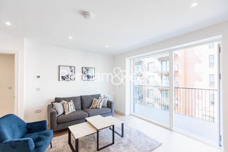 1  bedroom flat to rent in Accolade Avenue, Southall, UB1-image 1