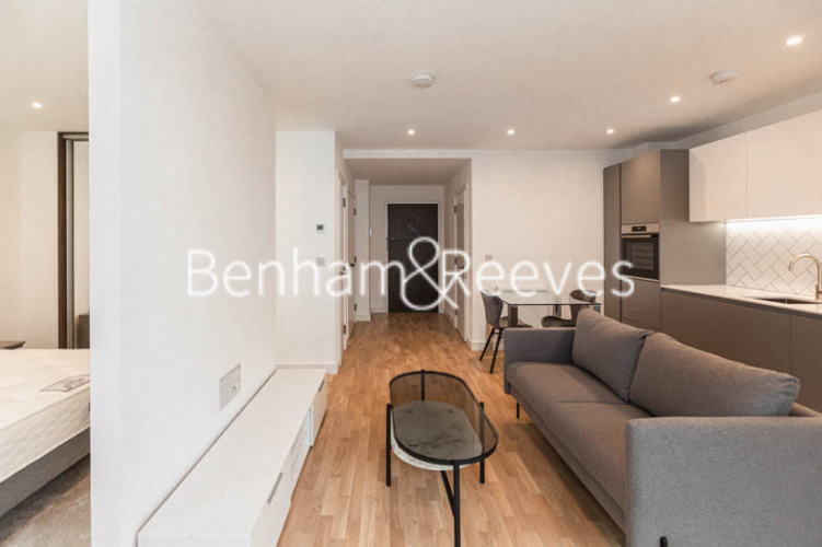 1  bedroom flat to rent in Greenleaf Walk, Southall, UB1-image 1