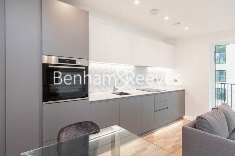 1  bedroom flat to rent in Greenleaf Walk, Southall, UB1-image 2