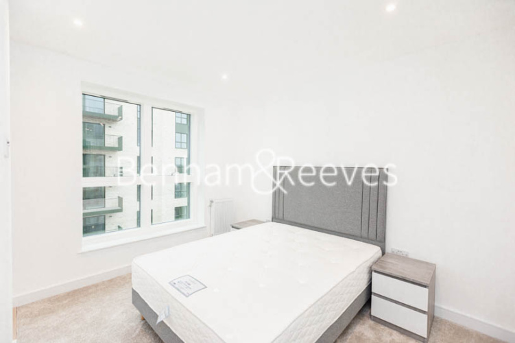 1  bedroom flat to rent in Greenleaf Walk, Southall, UB1-image 3