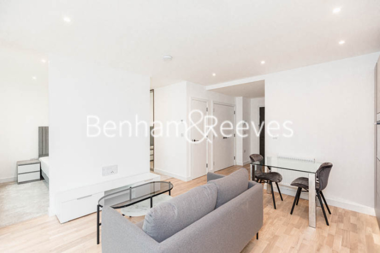 1  bedroom flat to rent in Greenleaf Walk, Southall, UB1-image 7