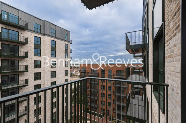1  bedroom flat to rent in Greenleaf Walk, Southall, UB1-image 11