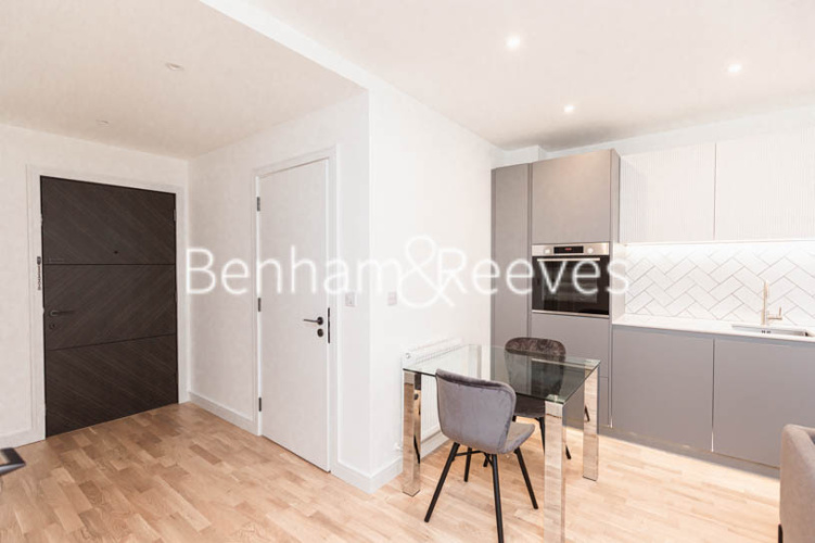 1  bedroom flat to rent in Greenleaf Walk, Southall, UB1-image 24