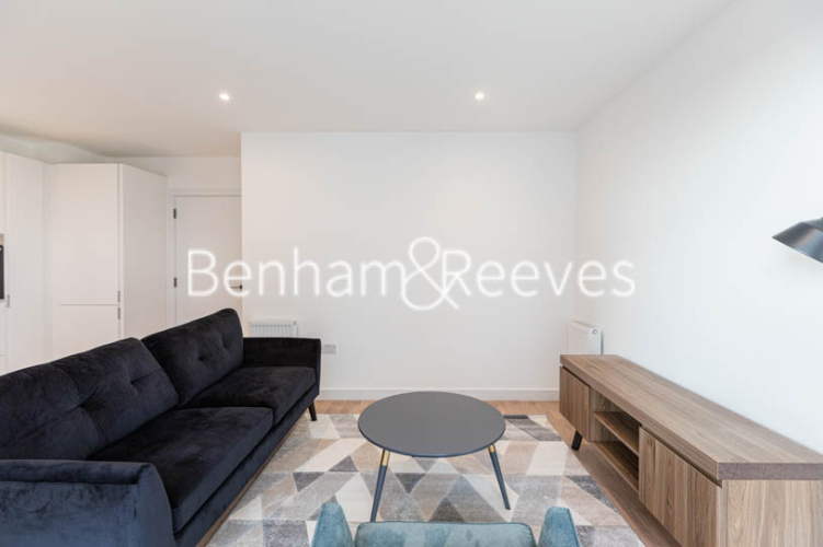 1 bedroom flat to rent in Greenleaf Walk, Southall, UB1-image 1