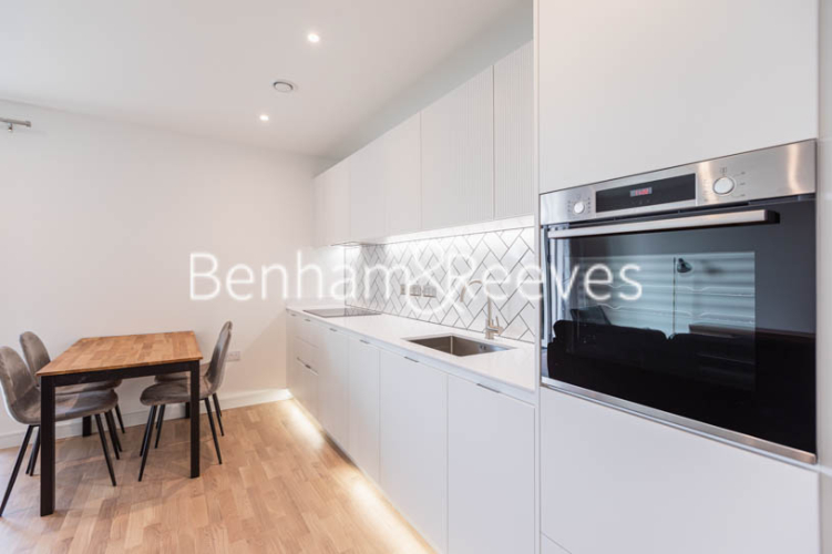 1 bedroom flat to rent in Greenleaf Walk, Southall, UB1-image 2