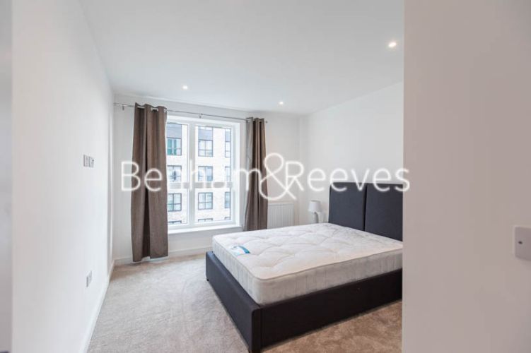 1 bedroom flat to rent in Greenleaf Walk, Southall, UB1-image 3