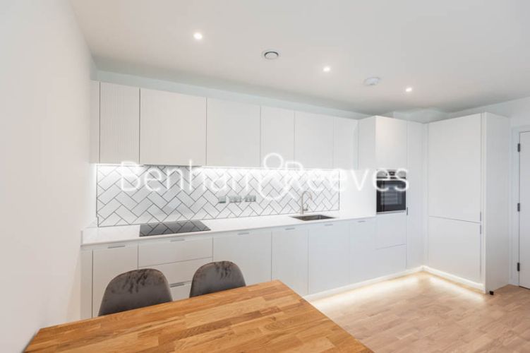 1 bedroom flat to rent in Greenleaf Walk, Southall, UB1-image 7