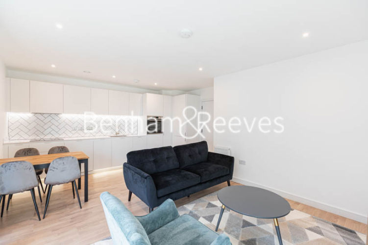 1 bedroom flat to rent in Greenleaf Walk, Southall, UB1-image 10