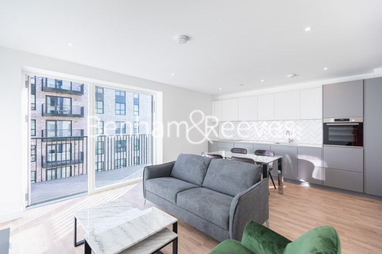 1  bedroom flat to rent in Cedrus Avenue, Southall, UB1-image 1