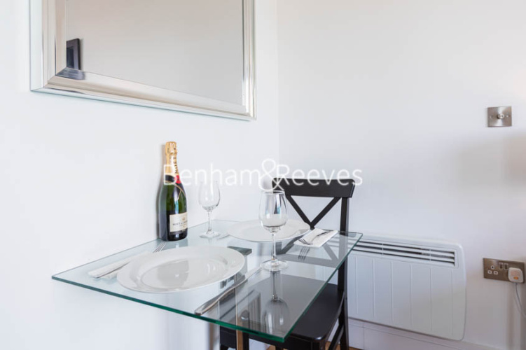 Studio flat to rent in Station Road, Hayes, UB3-image 3
