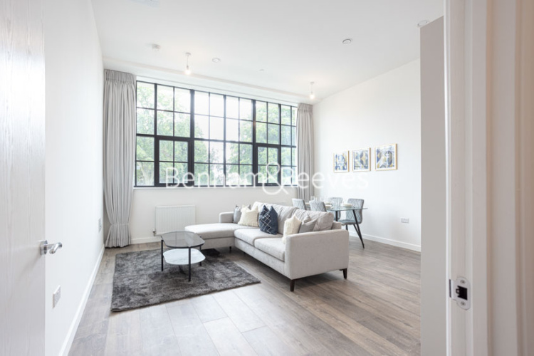 1  bedroom flat to rent in Carnation Gardens, Hayes, UB3-image 1