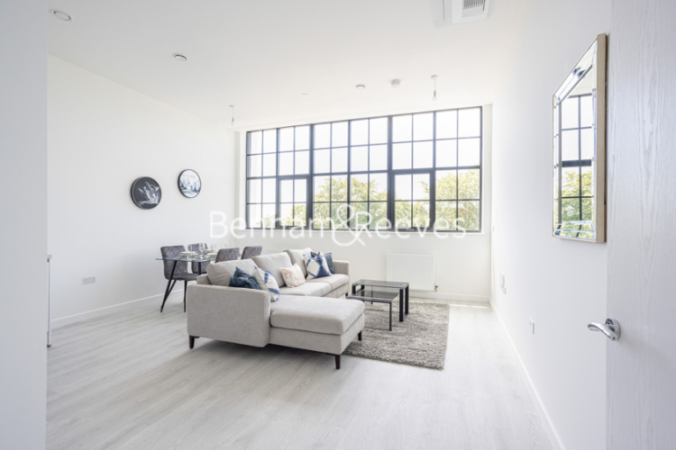 1  bedroom flat to rent in Carnation Gardens, Hayes, UB3-image 1