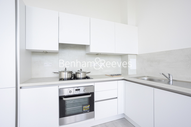 1  bedroom flat to rent in Carnation Gardens, Hayes, UB3-image 2
