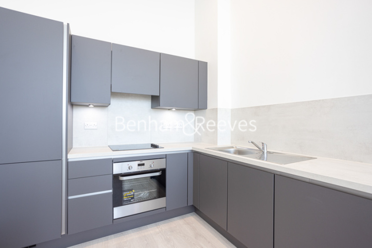 2  bedrooms flat to rent in Carnation Gardens, Hayes, UB3-image 1