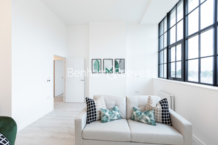 1  bedroom flat to rent in Carnation Gardens, Hayes, UB3-image 1