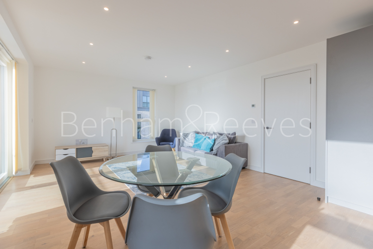 2 bedrooms flat to rent in Greenleaf Walk, Southall, UB1-image 3