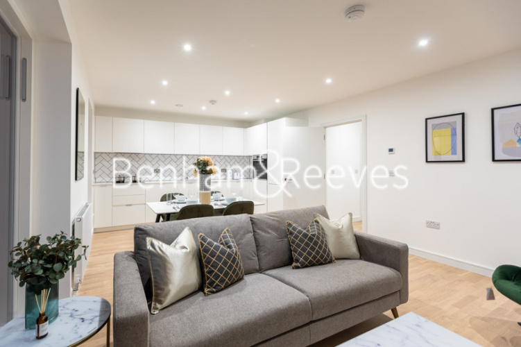 2  bedrooms flat to rent in Sibley House, Cedrus Avenue, UB1-image 1