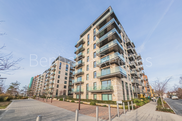 3 bedrooms flat to rent in Accolade Avenue, Southall, UB1-image 7
