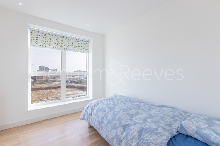 3  bedrooms flat to rent in Accolade Avenue, Southall, UB1-image 10