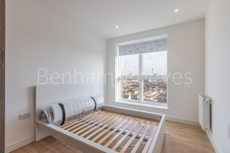 3  bedrooms flat to rent in Accolade Avenue, Southall, UB1-image 17