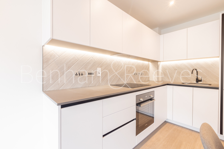 1  bedroom flat to rent in Exploration Way, Slough, SL1-image 2