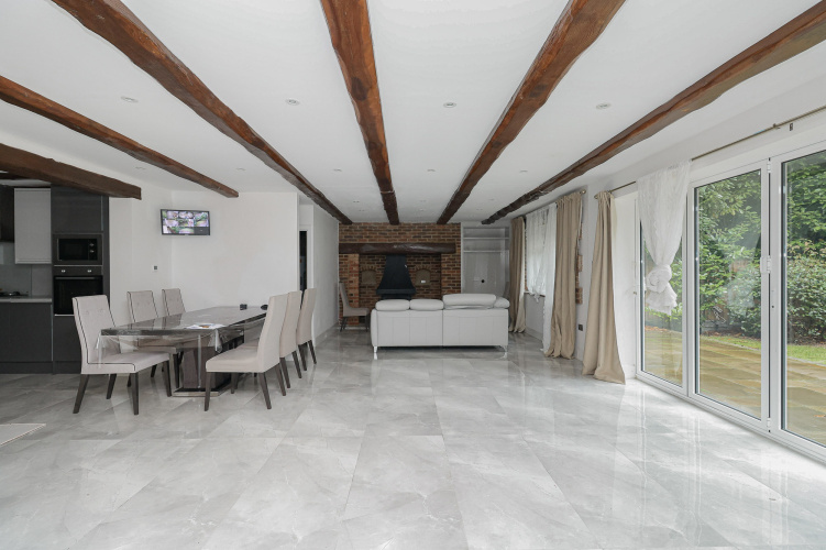 5  bedrooms house to rent in Swakeleys Road, Uxbridge, UB10-image 1