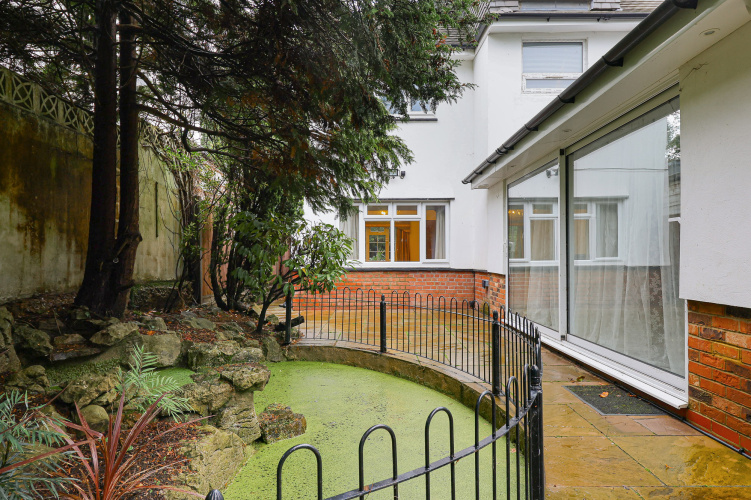 5  bedrooms house to rent in Swakeleys Road, Uxbridge, UB10-image 5