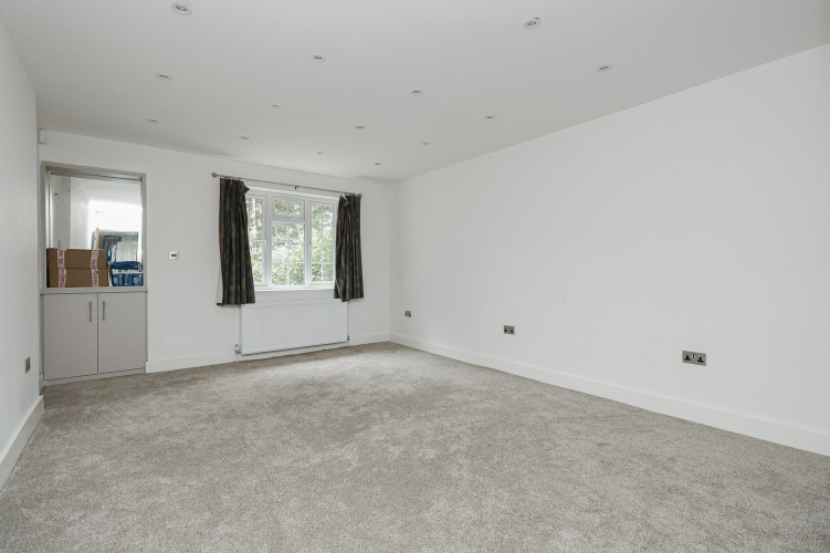 5  bedrooms house to rent in Swakeleys Road, Uxbridge, UB10-image 9