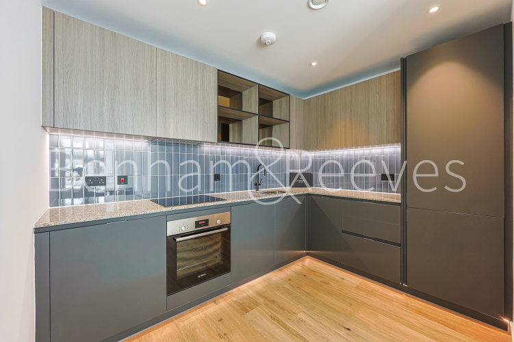 1  bedroom flat to rent in Viola House, Greenleaf Walk, UB1-image 2