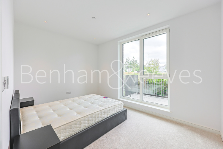 2  bedrooms flat to rent in Greenleaf Walk, Southall, UB1-image 3
