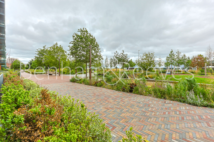 2  bedrooms flat to rent in Greenleaf Walk, Southall, UB1-image 12