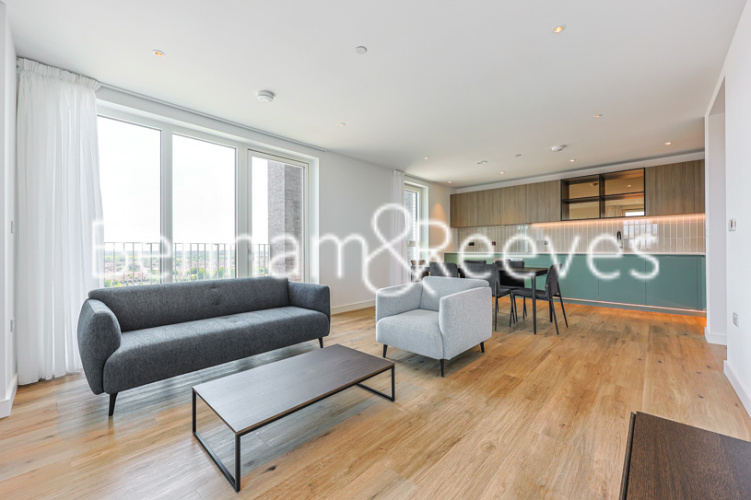 3  bedrooms flat to rent in Greenleaf Walk, Southall, UB1-image 1