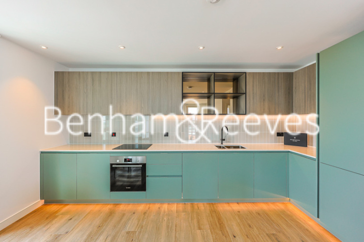 3  bedrooms flat to rent in Greenleaf Walk, Southall, UB1-image 2