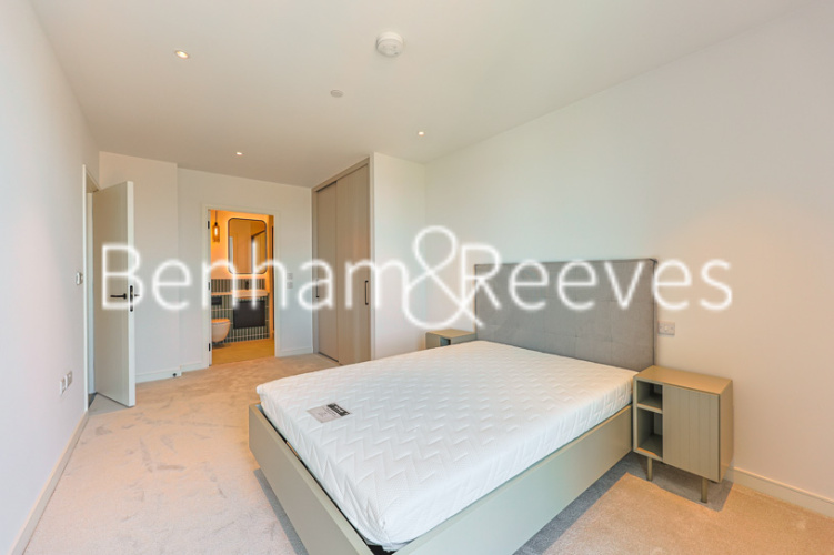3  bedrooms flat to rent in Greenleaf Walk, Southall, UB1-image 3