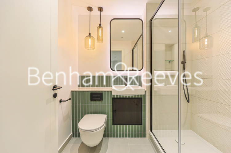 3  bedrooms flat to rent in Greenleaf Walk, Southall, UB1-image 4