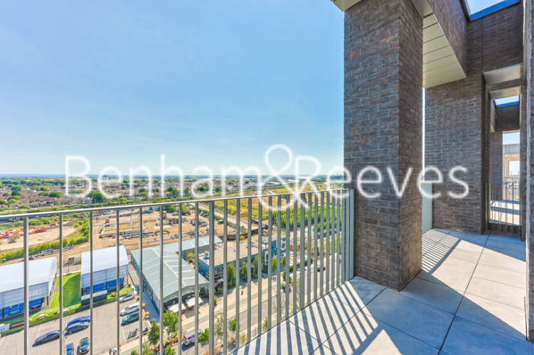 3  bedrooms flat to rent in Greenleaf Walk, Southall, UB1-image 5