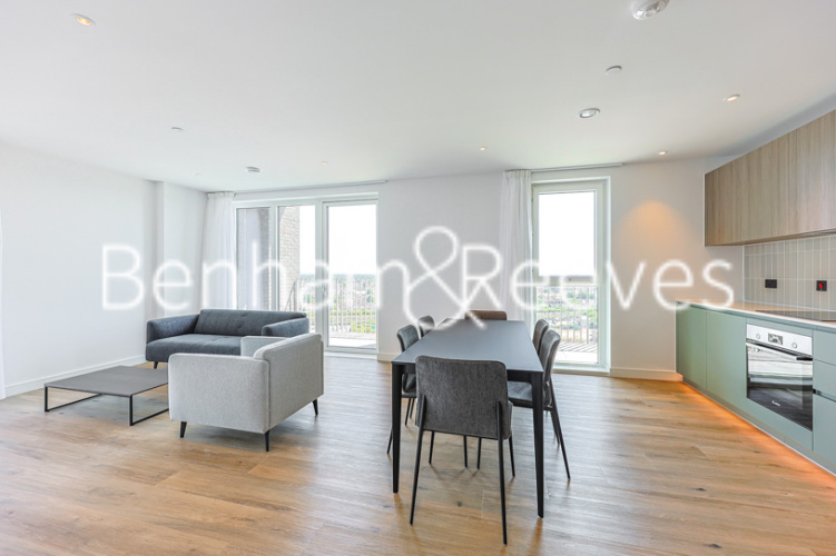 3  bedrooms flat to rent in Greenleaf Walk, Southall, UB1-image 6