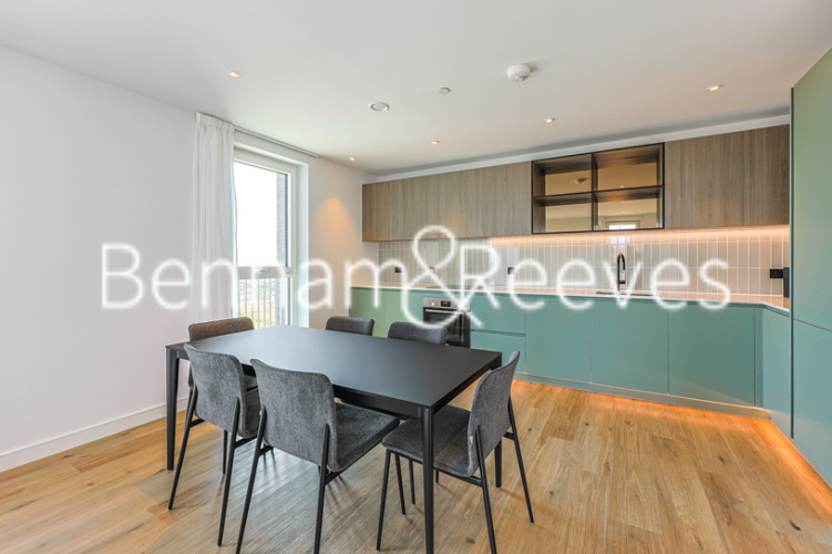 3  bedrooms flat to rent in Greenleaf Walk, Southall, UB1-image 7