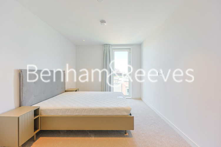 3  bedrooms flat to rent in Greenleaf Walk, Southall, UB1-image 8