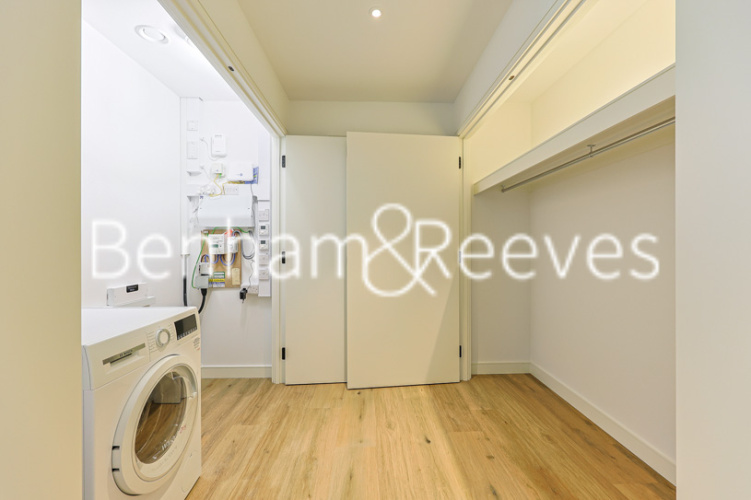 3  bedrooms flat to rent in Greenleaf Walk, Southall, UB1-image 9