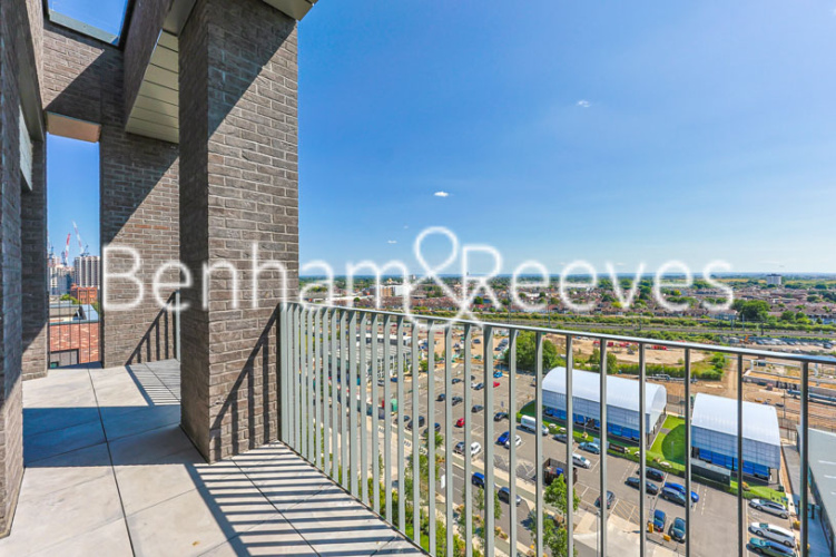 3  bedrooms flat to rent in Greenleaf Walk, Southall, UB1-image 10