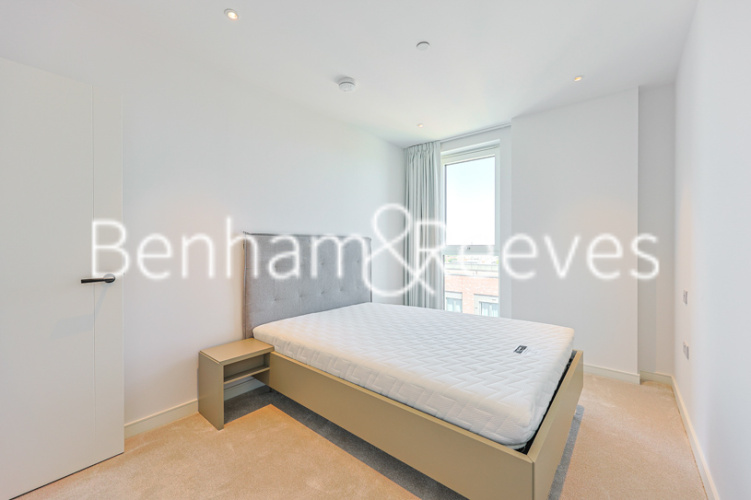 3  bedrooms flat to rent in Greenleaf Walk, Southall, UB1-image 13