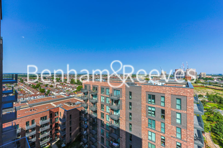 3  bedrooms flat to rent in Greenleaf Walk, Southall, UB1-image 15