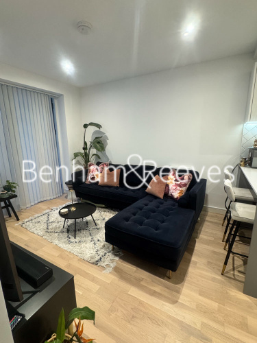 Studio flat to rent in Arber House, Greenleaf Walk, UB1-image 1