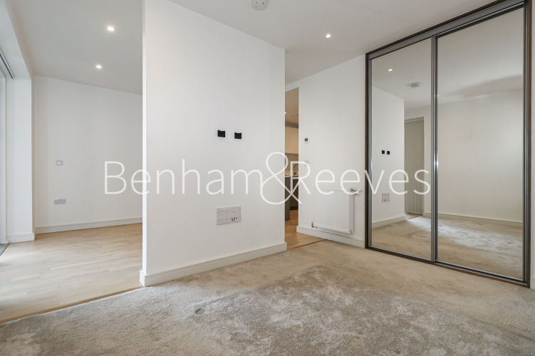 Studio flat to rent in Arber House, Greenleaf Walk, UB1-image 13