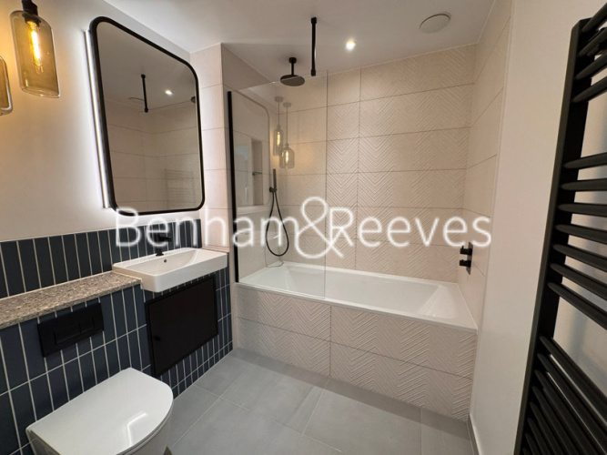 1  bedroom flat to rent in Viola House, Greenleaf Walk, UB1-image 4