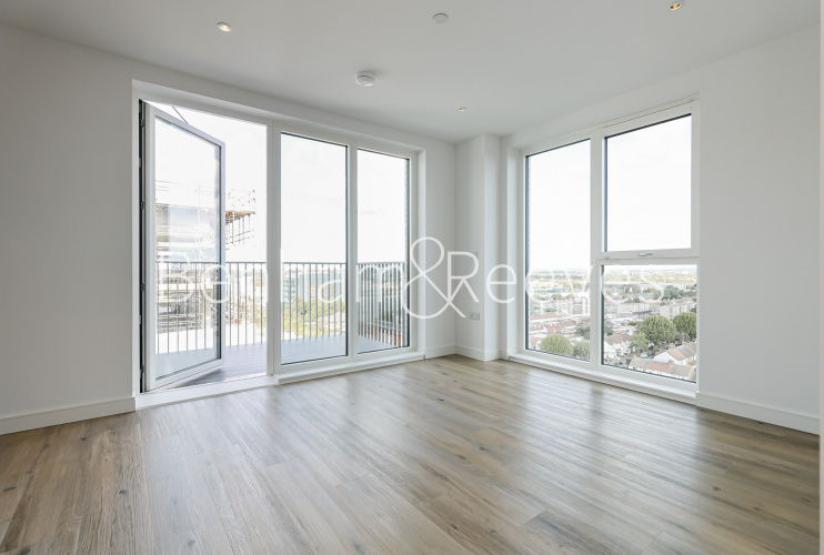 1  bedroom flat to rent in Viola House, Greenleaf Walk, UB1-image 1