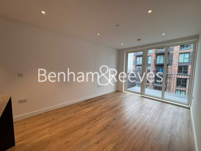 2  bedrooms flat to rent in Greenleaf Walk, Southall, UB1-image 1
